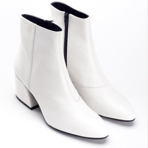 Vagabond Olivia Ankle Boot In White 